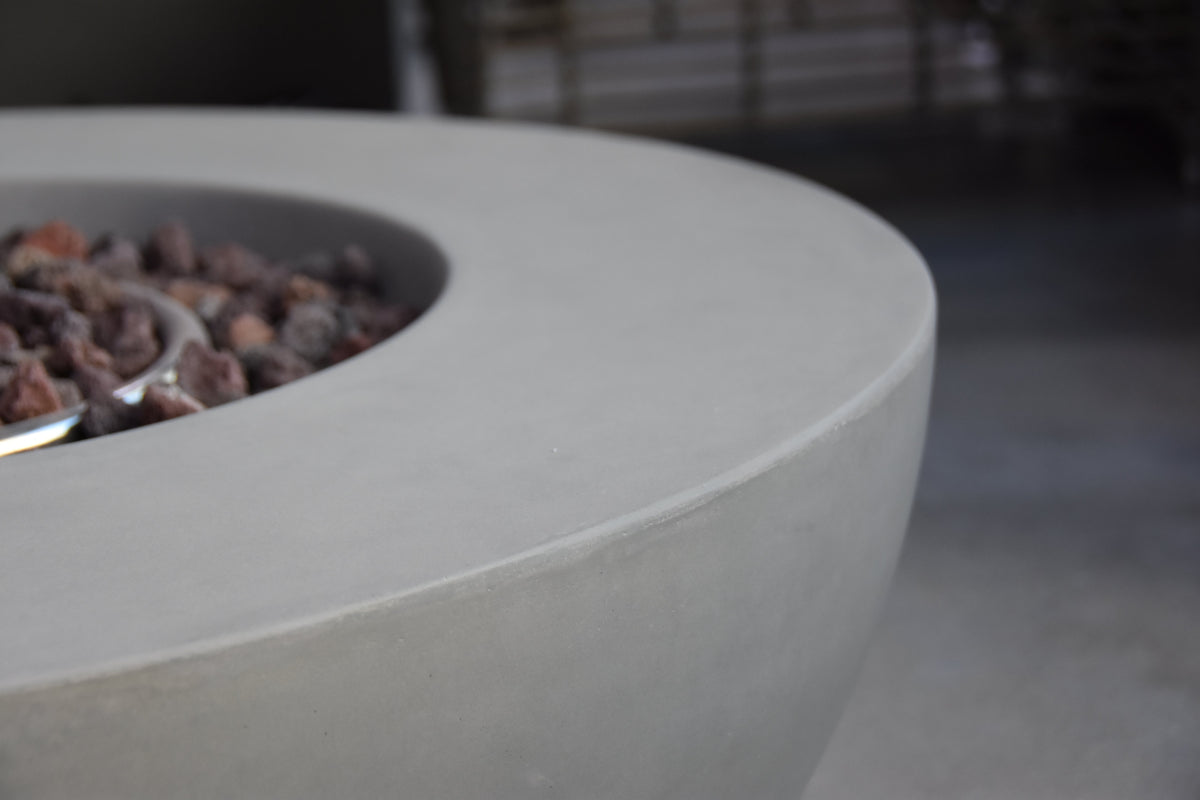 Close view of the Modeno Roca smooth light-gray concrete rim